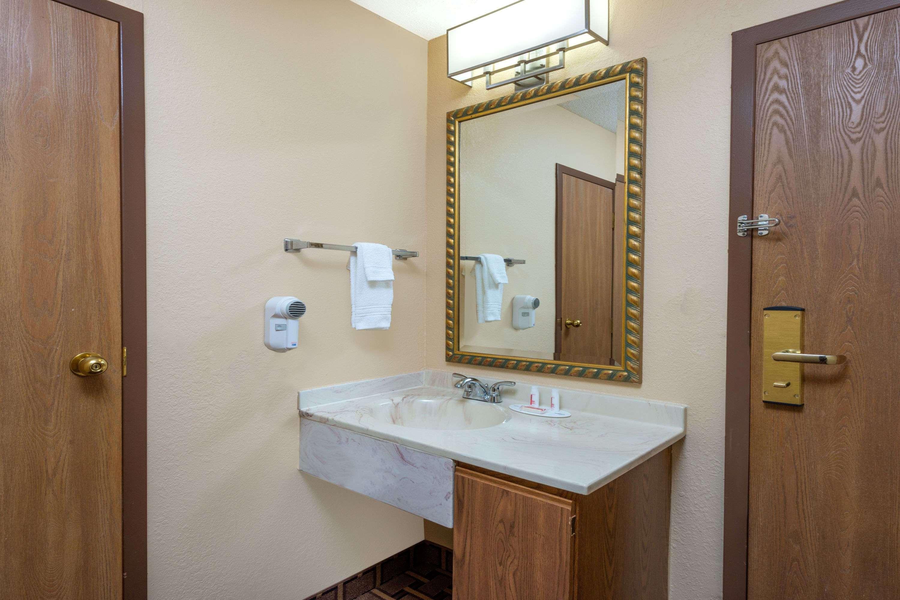 Super 8 By Wyndham Sikeston East Mo Motel