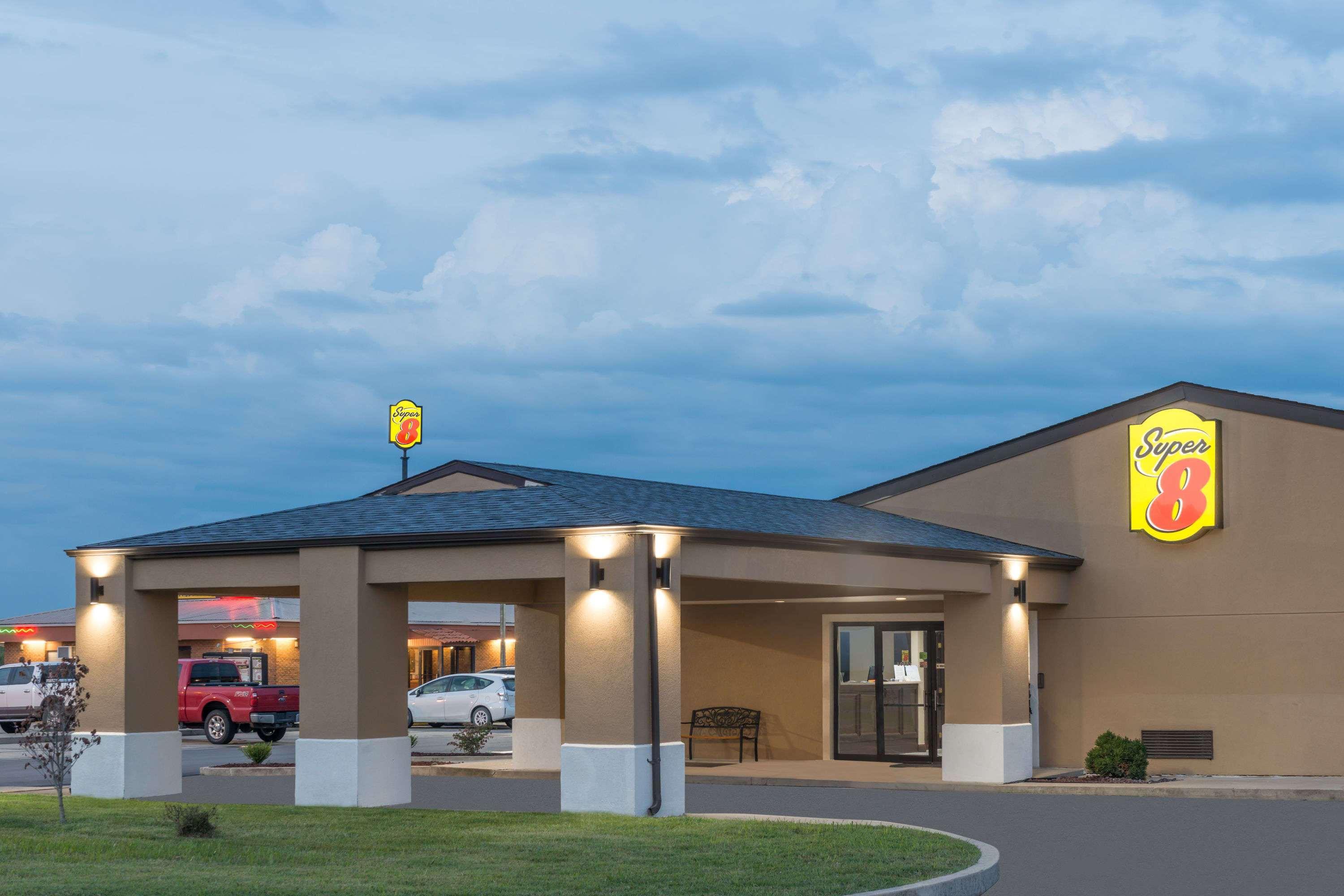 Super 8 By Wyndham Sikeston East Mo Charleston